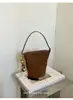 Bolso de retazos de gamuza exquisito y moderno de nicho para mujer, nuevo bolso cruzado versátil y bolso tipo cubo tote de moda 2026