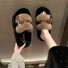 Sandálias de Tanga Planas que Alongam Visualmente Sandálias de Celebridade da Internet Cor Sólida Sandálias Mais Vendidas Fivela Boca Rasa Petite Estilo Japonês Britânico 2026 Retro