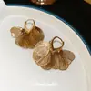 Pendientes de Aro con Colgante de Corazón de Pétalo Hueco Transfronterizos Europeos y Americanos, Pendientes de Moda y Versátiles, Pendientes de Lujo Ligero y de Gama Alta para Mujer