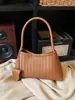 Bolso de mano tejido de nicho coreano para mujer, moda retro casual de moda nuevo otoño 2026, bolso de hombro bajo el brazo