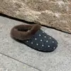 Chinelos de algodão pelúcia com bolinhas para mulheres 2026 Outono/Inverno Novos Sola Macia Sapatos Peludos Bico Fechado Meio Chinelo Birkenstock Chinelos para Exterior