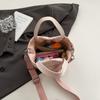Bolsa de Lona Simples e Artística para Mulheres, Nova Tendência Outono e Inverno 2026, Versátil Bolsa Transversal, Bolsa Tote de Grande Capacidade para o Dia a Dia
