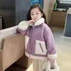 Macacão roxo de pele sintética para meninas 2026, peça externa espessa, casaco forrado de fleece para bebês para outono e inverno, roupas de inverno, top infantil estiloso