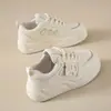2026 Novo Outono Resistente ao Desgaste Esportivo Casual Tênis de Skate Feminino Casual Confortável Superfície de Couro Sola Grossa Pequenos Tênis Brancos Estilo Versátil