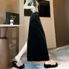 Foto real da saia bodycon A-line de veludo dourado, cintura elástica, fluida, comprimento médio, fenda traseira, barra franzida, Coleção Outono/Inverno 2026