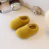Novidade Outono/Inverno 2026 Estilo Coreano Roupa de Exterior Usável Slip-On Sola Macia Chinelos de Algodão para Meninos e Meninas