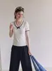 Camiseta de tricô gola V com blocos de cor estilo universitário, manga curta, para mulheres, verão, gravata borboleta, slim fit, cor damasco, top coreano doce e puro