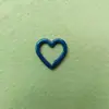 Anel de mola aberto pequeno de amor cor de tinta liga de zinco fivela de mola pingente fofo em forma de coração fivela de mola de conexão