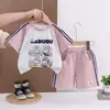 Conjunto de Verão para Meninos 2026 Novo Estiloso Infantil de Manga Curta com Gola Redonda Esportivo Duas Peças Tendência Roupa Infantil