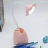 Suporte de celular curvo ajustável porta-canetas armazenamento luz noturna LED de proteção aos olhos para cabeceira fornecimento de loja de papelaria lâmpada de mesa pequena para estudante