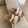 Chinelos fofos estilo Birkenstock para mulheres, perfeitos para usar ao ar livre na temporada de outono de 2026. Estes chinelos estilosos e confortáveis apresentam uma sola grossa, um fecho de fivela seguro e um forro de algodão, tornando-os uma ótima escolha para usar o dia todo.
