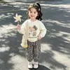 Conjunto de Moletom Primavera e Outono Unissex Infantil Gola Redonda Manga Longa Estampa de Leopardo Calça Esportiva Conjunto de Duas Peças Infantil Conjunto Estiloso para Meninas