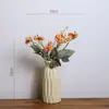Ramo de Rosas Amarillas Simuladas en Jarrón de Cerámica Estilo Minimalista Moderno Decoración para el Hogar Dormitorio Mesa de Noche Escritorio Adornos
