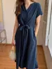 Foto Real de Vestido Feminino de Verão Novo, Estilo Coreano Simples e Elegante, com Amarração na Cintura, Comprimento Médio, Decote V, Manga Curta
