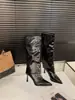 Botas altas de tacón puntiagudo, ajustadas, de pierna larga para mujer, colección otoño/invierno 2026, color café, con un diseño elegante y en capas