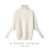 Suéter de mezcla de cachemira con cuello alto, mangas murciélago y un corte relajado y oversized, perfecto como capa base para otoño e invierno
