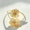Pulseira de design de moda transfronteiriça da Amazon com punho aberto floral para mulheres, apresentando um estilo de rua único e linhas vazadas