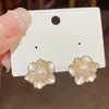 Pendientes de Camelia de Perla y Circonita de Lujo Accesible de Gama Alta 2025 Nuevos Pendientes de Perla Elegantes de Moda para Celebridades de Internet Pendientes para Mujeres