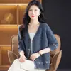 Cardigan de Tricô com Decote V Estilo Coreano 2025 Primavera e Outono Novo Suéter Soltinho Fashion para Mães Tops Modernos para Usar com a Tendência