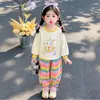 Conjunto Infantil Primavera e Outono 2026 Novo Estilo Roupas de Outono para Bebê Calça de Moletom Listrada com Orelhas de Coelho Estilosa Conjunto de Duas Peças