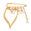 Broche de Corazón Irregular de Estilo Minimalista de Venta Caliente Transfronteriza Europea y Americana con Colgante de Borla de Perla Artificial Pin Decorativo