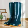 Botas de chuva femininas 2026, cano alto, espessadas, impermeáveis e antiderrapantes, botas de chuva de cano médio, sapatos de água quentes de inverno, sapatos de borracha, sapatos de cozinha