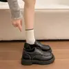 Novos mocassins de couro elegantes para mulheres, adequados para o trabalho e o trajeto diário, com sola grossa, bico redondo e design que aumenta a altura para a primavera e o outono de 2026