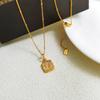 [Acero de titanio de cuerpo completo] acero de titanio 18k cuadrado marca Fritillaria mariposa relieve cuentas collar para clavícula femenino color electrochapado duradero