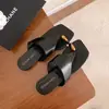 Chinelos de dedo com bico quadrado, sola reta e tira para o dedo do pé para mulheres, estilo quente de verão 2026, adequados para combinar com saias, estilo de férias casual, sandálias com salto grosso para uso ao ar livre