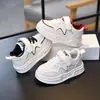 Nuevos Zapatos de Cuero con Paneles para Niños Primavera 2026 Zapatos Deportivos para Niños Estilo Coreano Suela Suave Zapatos Blancos para Niñas de 1 a 6 Años