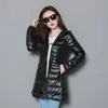 Nueva Chaqueta Ligera de Plumas 2025 para Mujer, de Longitud Media, Tallas Grandes, Estilo Coreano, Pluma de Pato Blanca, Abrigo Ligero con Capucha, Moderno
