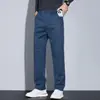 Calças casuais masculinas grossas para outono e inverno, design de perna reta, efeito emagrecedor, novo estilo 2026, adequadas para jovens profissionais, feitas com tecido Lyocell e com cós elástico forrado em felpa