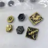 Partes de arriba y de abajo, Protectores de brazos, Protectores de dedos de los pies, Decoraciones con logo, Tapas de armas hechas a medida, Remaches hexagonales de águila, Insignias en forma de diamante de depredador