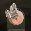 Pendientes Europeos y Americanos Transfronterizos Exagerados de Metal con Forma de Hoja Colgante de Oreja Conejo Mariposa Hoja de Arce Personalizados Sin Agujero para la Oreja Temperamento Sentido Avanzado Pendientes