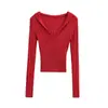 Suéter de punto con capucha y escote en V rojo retorcido para mujer a principios de otoño, corte ajustado para personas pequeñas, suéter corto para usar debajo