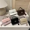 Textura retro estilo coreano, nueva colección otoño 2026: un bolso de hombro, bolso cruzado y bolso de mano simple, elegante y versátil