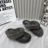 Primeiro Encontro com o Estilo Coreano Outono/Inverno 2026 Novas Pantufas Peludas para Mulheres, Uso Externo, Sandálias de Dedo, Pantufas Peludas com Solado Grosso, Modernas