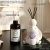 Ornamento aromático em formato de coelho de orelhas caídas segurando uma flor com porta-velas, adequado para quarto, escrivaninha e decoração de casa, criando uma atmosfera aconchegante, uma ótima decoração de presente para casa