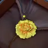 Colgante de Flor de Peonía Tallada en 3D Color Dorado Arena Conserva el Color Chapado en Oro, Collar de Cuerda Trenzada Floración de Prosperidad, Colgante de Tendencia Nacional Estilo Chino Nuevo