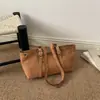 Colección Otoño Estilo Coreano 2026 Bolso Tote de Agujero Redondo con Remaches de Nicho Gran Capacidad para Viajes Cotidianos Personalidad Estampado de Leopardo Bolso de Hombro Único