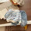 Conjunto de Ropa Nueva de Primavera 2026 para Niños: Sudadera de Rayas Azules y Blancas con Estampado de Dibujos Animados, Cuello Redondo de Moda, Jeans Casuales, Moderno