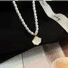 Colar de Pérolas Sintéticas e Madrepérola para Mulheres, Pingente de Concha Versátil, Corrente para Clavícula, Novo Design de Nicho 2024 Colar de Pérolas