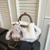 Bolso de hombro, bolso tote, bolso de trabajo de felpa de lujo ligero, simple y moderno, diseño de nube 2026, nuevo bolso cruzado de otoño con amuleto de conejo para mujer