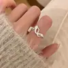 O mesmo deslumbrante anel de zircônia do Xiaohongshu, um design de nicho com alto valor estético, adequado para o dedo indicador, joia versátil