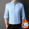 Nova camisa masculina de outono e inverno de marca com forro de fleece e carcela oculta, camisa de fleece integrada espessa, cardigã quente, top liso