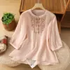Camisa bordada artística em algodão e linho para mulheres, novo estilo de verão, mangas de três quartos, top fino bordado de corte solto vintage