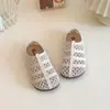 Zapatos para caminar de bebé para niños, zapatos de cuero tejido de nicho para niñas, nuevo modelo de primavera 2026, sandalias sin cordones de suela blanda para niños pequeños