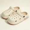 Novos Crocs de Estilo Outdoor 2026 com Solado Grosso e Furos para Homens, Antiodor, Antiderrapante, Material EVA Super Macio, Meia-Sapatilha Fechada