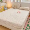 Nuevo juego de tres piezas de sábana individual con estampado de gofrado, funda de cama individual de dibujos animados para el hogar, amigable con la piel y cómoda, adecuada para dormir desnudo, venta al por mayor de ropa de cama