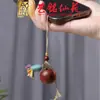 Sándalo Morado Manzana con Borlas Cortas de Colores Combinado con una Cadena para Teléfono Marca Nafu y un Encanto de Bolsa de Frutas Art Ming Xian Yuan Ping an